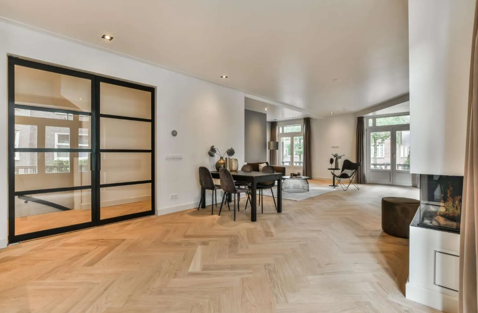 Luxe visgraat vloer realisatie door FlevoFloors